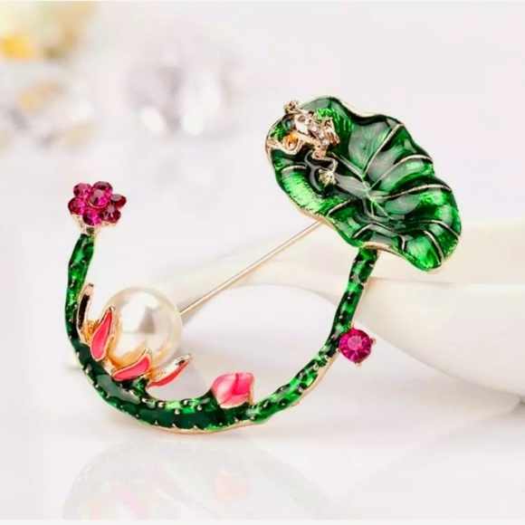 Gold plated pink and white crystal pearl Lily pad frog necklace/brooch - Picture 6 of 15